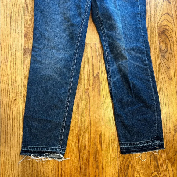 Old Navy Mid Rise Boyfriend Jeans with Frayed End - Picture 3 of 6